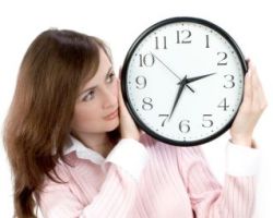 Womanlookingatclock2_2